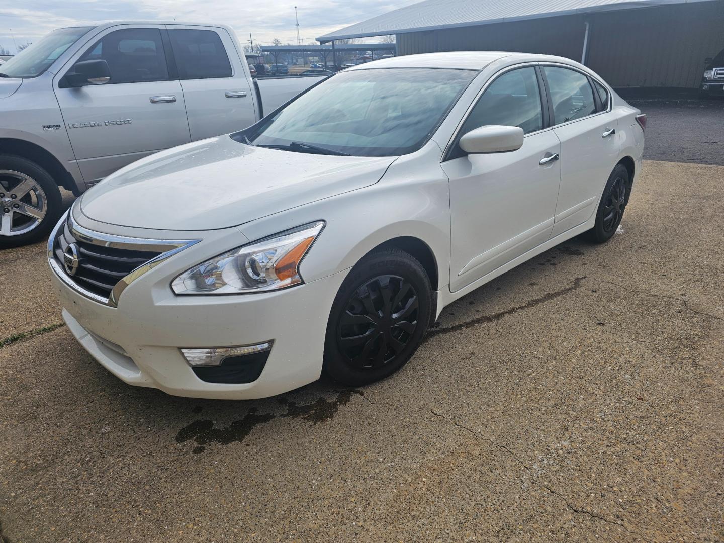 2015 WHITE Nissan Altima 2.5 S (1N4AL3APXFN) with an 2.5L L4 DOHC 16V engine, Continuously Variable Transmission transmission, located at 533 S Seven Points BLVD, Seven Points, TX, 75143, (430) 255-4030, 32.313999, -96.209351 - Photo#0